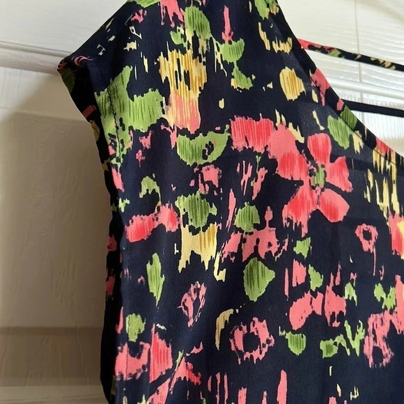 Forever 21 XXI Short Sleeve Cropped Floral Blouse with back cut-out size Small - Picture 3 of 8